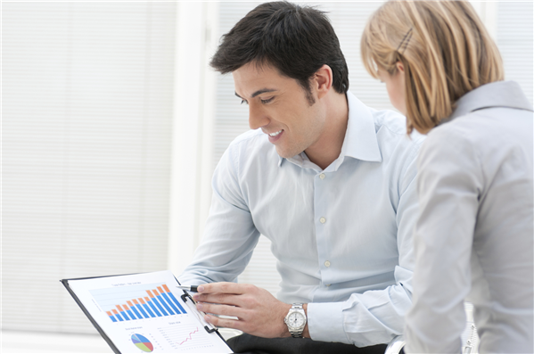 Lender supporting growth by providing smart financing tips and insights using charts.